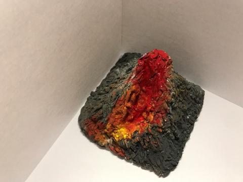 黃綉媚 - 「火山」材質：紙黏土、水彩、保麗龍膠