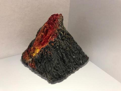 黃綉媚 - 「火山」材質：紙黏土、水彩、保麗龍膠 