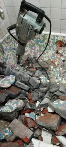 賴先生 - 拆除浴缸磁磚