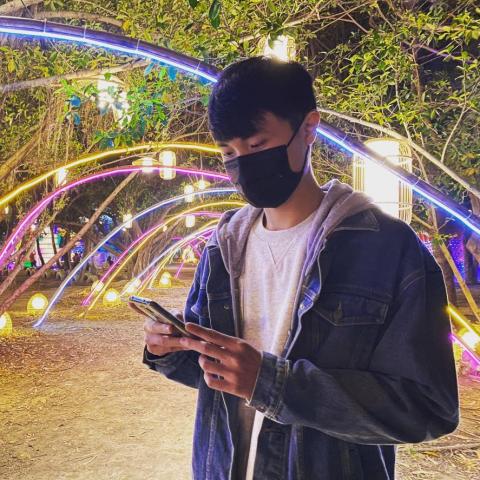 徐劼 - 認真滑手機