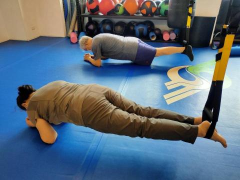 Allen 自由教練 - 70-75歲樂齡學員 從行走直立困難 腰傷長期疼痛復健開始 強化核心 慢慢的增加重量與強度 半年後消除身體舊傷 1年後 日常生活體力大幅進步  Allen 自由教練 - 70-75歲樂齡學員 從行走直立困難 腰傷長期疼痛復健開始 強化核心 慢慢的增加重量與強度 半年後消除身體舊傷 1年後 日常生活體力大幅進步