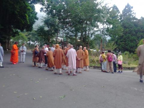 許秀英 - There are many female and male monks  in front of the Howard hotel.  Cool !