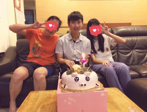 國立陽明交通大學牙醫學系 - 與畢業學生及家長合照