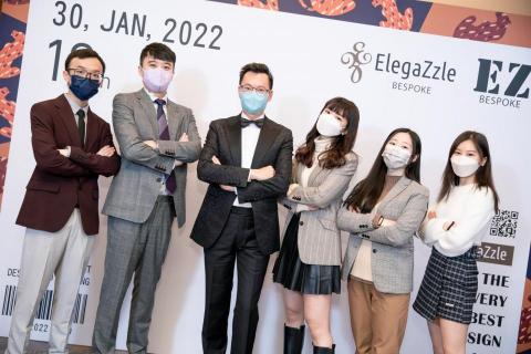 趙葦淞 - 正職的西裝品牌舉辦的尾牙酒會，總部的團隊合照，我是酒紅色西裝的那位。