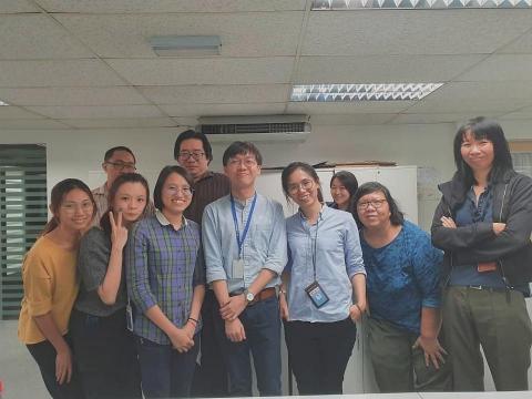 趙葦淞 - 在馬來西亞報章《中國報》實習期間的合影，主要負責政治、法庭、活動新聞，還有翻譯馬來文、英文和粵語新聞。我是中間那位穿淺藍色襯衫的男生