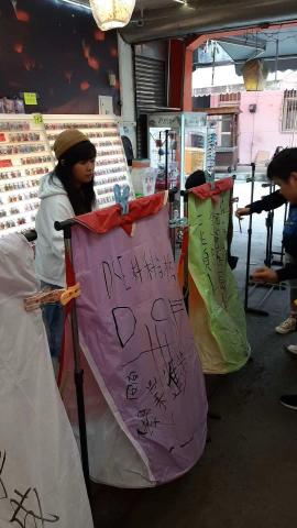 小錢機場旅遊接送 - 香港友人放天燈