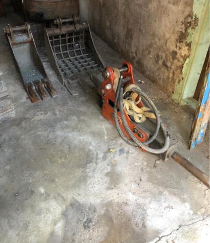 挖土機出租 橡膠履帶890kg70cm可進電梯 配合營建營造 - 小怪手作業環境一角