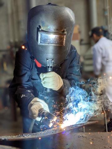 嚴婕融 - 金屬創作 基礎電焊