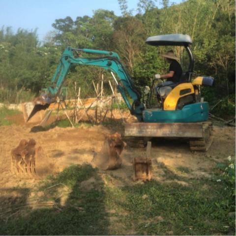 挖土機出租 橡膠履帶890kg70cm可進電梯 配合營建營造 - 小怪手作業中影像截圖