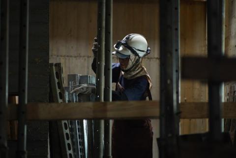 李傳威 - 工地少有的女性勞力！
他們也是不可或缺的生力軍
每個人的工作都同等重要，工地裡根本沒在分男女老少宗教族群；大家都任勞任怨的工作這&hellip;