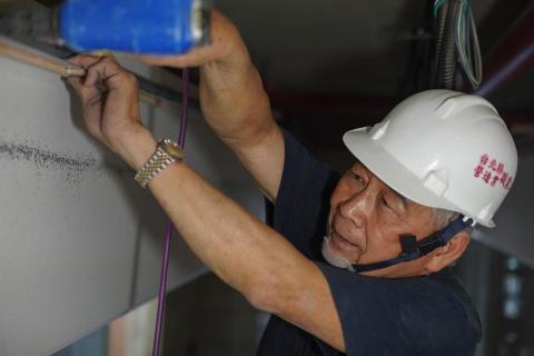 李傳威 - 梯廳走廊天花板的木工師傅正在做天花板，他說他已經做裝潢快50年了！可謂把活到老學到老的精神發揮到淋漓盡致。