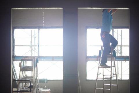 李傳威 - 水電師傅在測試水壓，為業主們的安全做進步的保障。所有的消防管線在交屋前必須經過嚴苛且多次的水壓以及灑水測試！