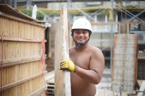 李傳威 - 他是小小明，是合矩青山（雙城街）建案的模板師傅，頂著大太陽辛勤工作臉上卻一直掛著一抹用力生活的滿足微笑。