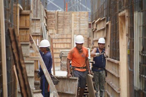 李傳威 - 狹小的梯廳走廊只能容納三人肩並肩走路，要運送這些模料到指定地點談何容易；必須靠人力慢慢搬運&hellip;
一片標準板大約12-15公斤，對於肌群的負擔可想而知！