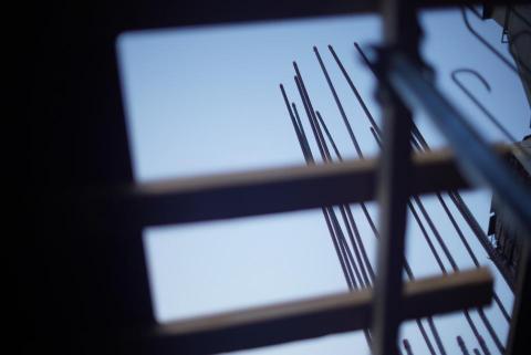 李傳威 - 對於樓板階段出工的板模師傅而言，越是看不到藍天越是接近樓層的尾聲。接下來就換鋼筋師傅以及灌漿班的表演了！