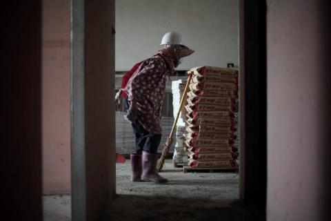 李傳威 - 粗工（點工）也是一塊工地能正常運作不可或缺的勞動力之一。他們的工作不外乎就是環境清潔以及其他簡單工項。也達到了某種程度上緩解了其他師傅的進度壓力。