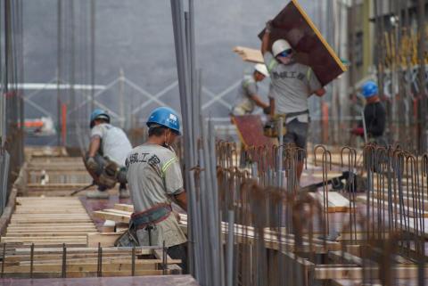 李傳威 - 各司其職的板模師傅們。
通常一層8-10戶（30坪）的樓板需要四個班20以上的人力花費10天左右的時間搭建完成；時間緊迫時間緊迫！