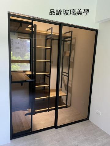 品諺玻璃美學 - 黑色鋁框拉門+灰色強化玻璃