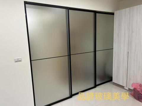 品諺玻璃美學 - 廚房三片式連動門，黑鋁框搭配霧面玻璃