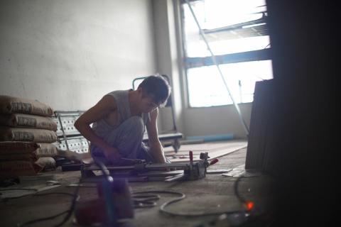 李傳威 - 浴室廁所壁磚的師傅備料中