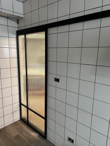 品諺玻璃美學 - 外掛式橫拉門，黑色鋁框搭配長虹玻璃