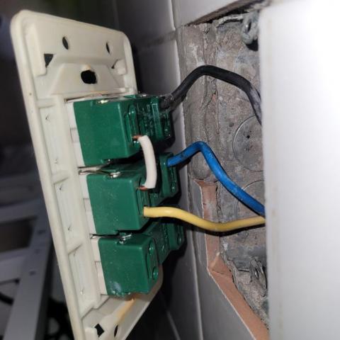 萬光福 - 插座更換