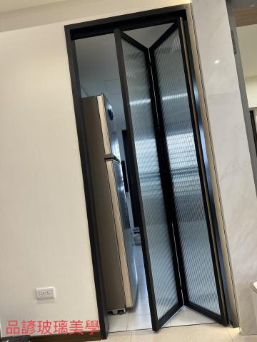 品諺玻璃美學 - 廚房摺疊門，黑色鋁框搭配長虹玻璃