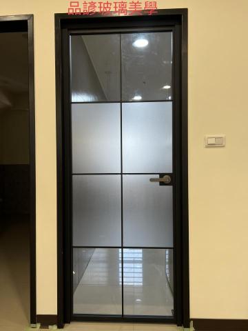 品諺玻璃美學 - 廚房鋁框推開門，黑色鋁框搭配透明、霧面玻璃