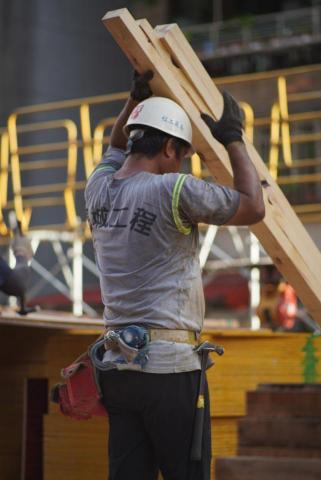 李傳威 - 易城工程。我們的板模承包商之一

儘管再累，也只能靠在木條上稍作休息。緊接著就是繁忙的分料階段，好讓其他師傅能趕緊完成樓板。