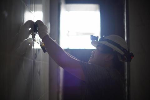 李傳威 - 20多年資歷的水電師傅安裝插座
使業主們在往後的日子裡，享有科技帶給我們的便利。
（順帶一提，工地裡通常都是地下室拉一條電線到各樓層給所有師傅一起使用；圖片中非此電源插座）