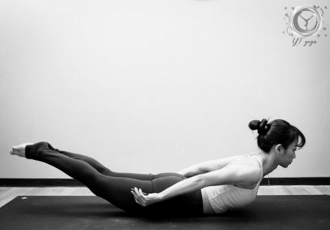 YTYOGA - 蝗蟲式
主要能延伸我們的頸部和胸椎,長期大量使用手機和電腦,容易把頸部往前推造成頸椎的壓力,也可能造成血液供應腦部不順暢而影響我們的專注力和睡眠等等...針對長期坐姿的人可以改善骨盆後傾,強化臀部,大腿內側,背部肌肉,延展髖關節,強化橫膈膜,
初學者也有簡易版的蝗蟲式喔!透過老師在一旁的引導,如何創造[氣曩效應]保護腰椎,保護頸部延伸,而不過度擠壓後頸側,才不會越練感到肩頸越緊繃感!