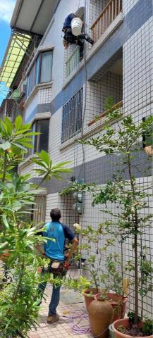 弘鑫水電工程行 - 高空外掛作業 弘鑫水電工程行 - 高空外掛作業