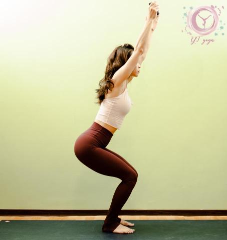 YTYOGA - 幻椅式
延伸脊柱,強化大腿前側力量,活化腳踝,髖關節,肩關節,改善消化系統及生殖系統,結合腹部力量,伸展肋間肌,穩定脊椎,加強背部肌肉訓練,啟動骨盆底肌肉.
透過老師在旁引導,如何運用大腿力量,保護膝蓋,讓腹部產生[氣囊]效應,去穩定脊柱.