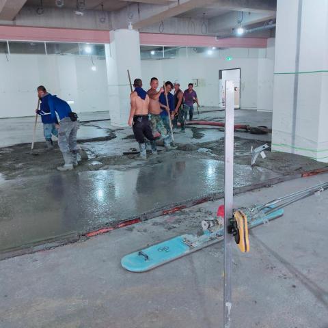 名舜工程行 - 正在混凝土澆置中，並且已紅外線測量水平，保證高低差不至於差超過5mm