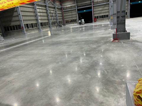 名舜工程行 - 這是研磨過後的樣子，再上一層保護漆就大功告成啦！材質本身硬度相當高！拿來當做倉庫和料廠十分適合！