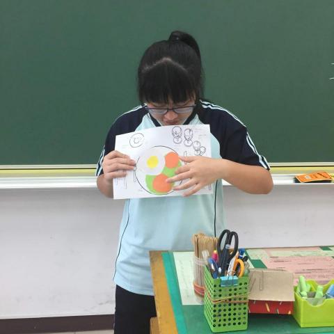 陳芃榛 - 高中時擔任社團幹部在講解圖片內容。