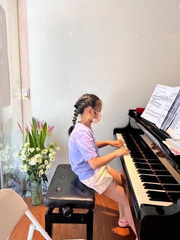 靜音樂－只屬於你的音樂之路 - 新生琴房
配備KAWAI RX-3 平台鋼琴
讓音符有更多添加細節表現的可能性
全套線上錄影設備，輔助英國皇家線上考試需求
教室地點位於行天宮捷運站出站五分鐘
歡迎私訊洽詢課程