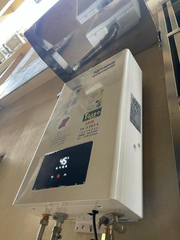 宸宇水電網路工作室 - 強制排氣熱水器 外牆安裝擋雨罩。 宸宇水電網路工作室 - 強制排氣熱水器 外牆安裝擋雨罩。