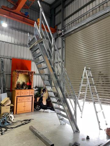 冠森金屬 - 鍍鋅鋼板扶手階梯