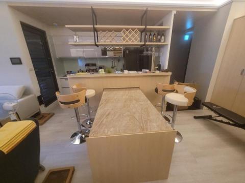 想像室內裝修設計有限公司 - 吧台中隱藏可拉出2-7位的中島桌 平時可完整收納