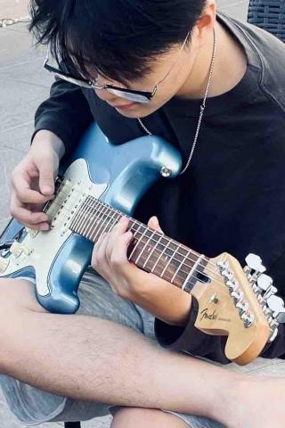 提供初學者吉他服務的專家張庭睿