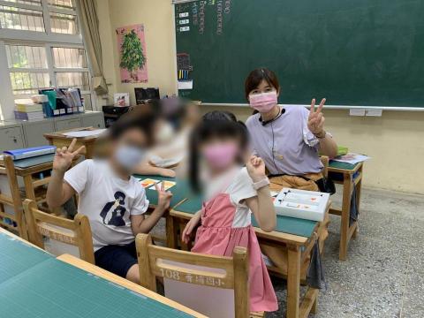 楊老師(幼兒說故事陪玩/低年級家教/正音/特殊生照顧/花藝) - 課照時光,玩桌遊