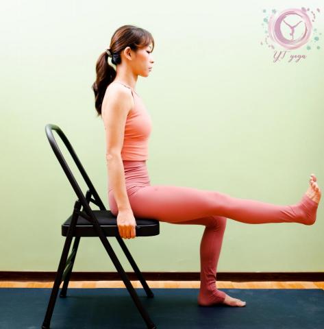 YTYOGA - 提供給長者訓練大腿前側的方法.股四頭肌的訓練,其實這個動作,也同時能訓練到背部的肌肉,利用背部肌肉力量,挺直脊椎,腹部同時用力,穩定我們上半身軀幹,在把膝蓋慢慢伸直到可以的範圍之下,保持不拱背彎腰,停留3-5個呼吸即可,如果膝蓋容易產生疼痛的人,可以透過訓練大腿的力量來保護我們的膝蓋喔!