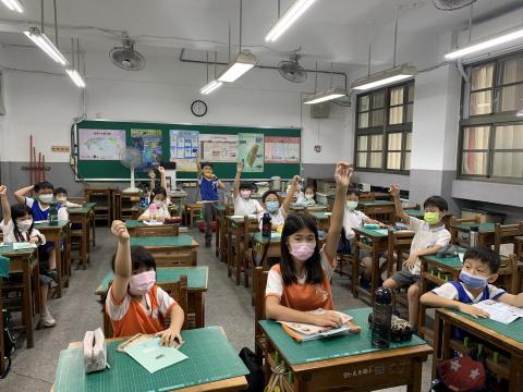 林佾勳 - 與學生之間互動,產生連結 林佾勳 - 與學生之間互動,產生連結