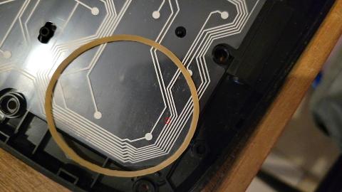 蔡岷杉 - 用電錶檢測鍵盤排線斷掉位置，沿著按鍵線路一路找...結果是這種一小點黑色的地方斷