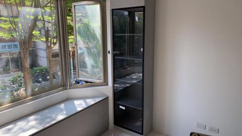 永昇室內裝修設計有限公司 - 立櫃黑玻璃門