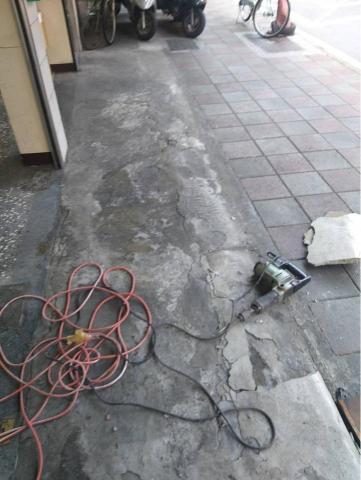 邱泓洋 - 店門
打石，泥作
（施工前）