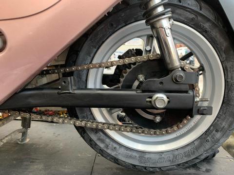 程豐機車行 - 客人保養鏈條。這是洗好後