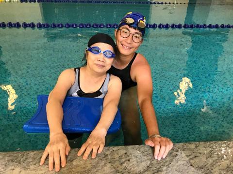 小菜 - 65歲奶奶不認老，已經學會蛙式自由式嘍