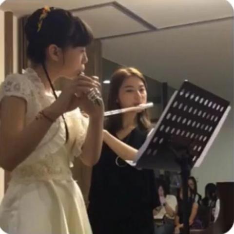 戴郁倫 - 與長笛學生在教室音樂成果發表會演出